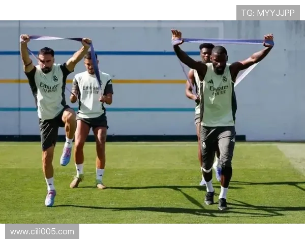 皇马恢复训练三将室内加练